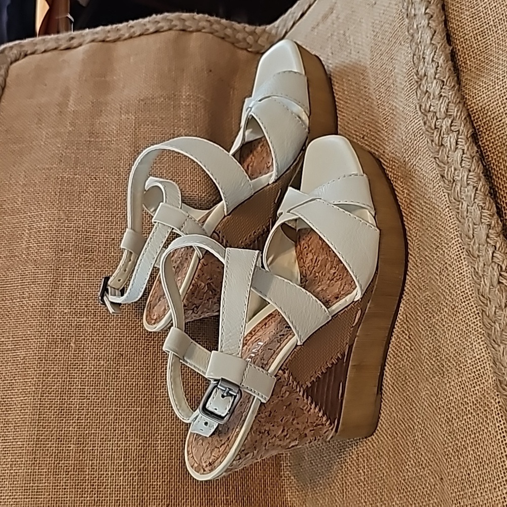 Gianni bini wedges size 7 1/2 never worn